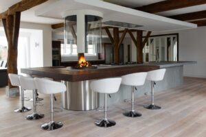 Ruime, luxe keuken van Teawood en beton