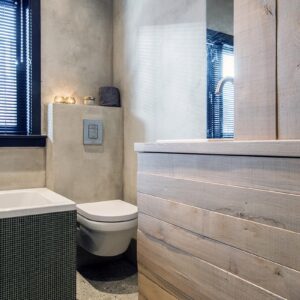Beton badkamer met ruw houten badkamermeubel