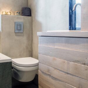 Betonstuc badkamer met ruw houten badkamermeubel