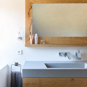 Ruw eiken wasmeubel met betonnen wastafel