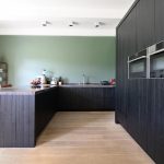 Basic zwarte ruwhouten keuken