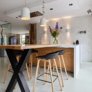 stoer strak ambachtelijk houten keuken met moderne lijnvoering