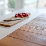 stoer strak ambachtelijk houten keuken met moderne lijnvoering