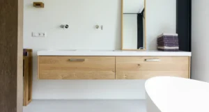 Geplankt eiken badkamermeubel met dubbele wastafel in Corian